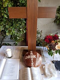 Altarbereich, Kreuz, Brot, Blumen