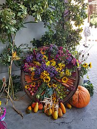 Mit Blumen und Früchten geschmücktes Speischenrad